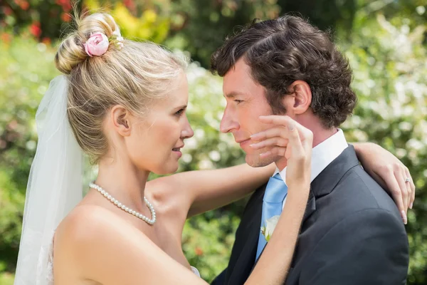 Groom looking at his pretty blonde wife — Stock Photo, Image