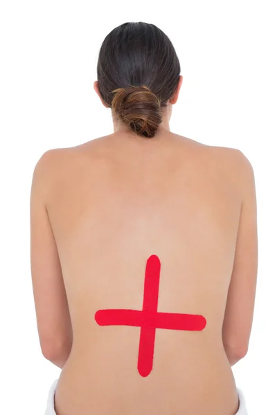 Безногая женщина с красным крестом на спине — стоковое фото