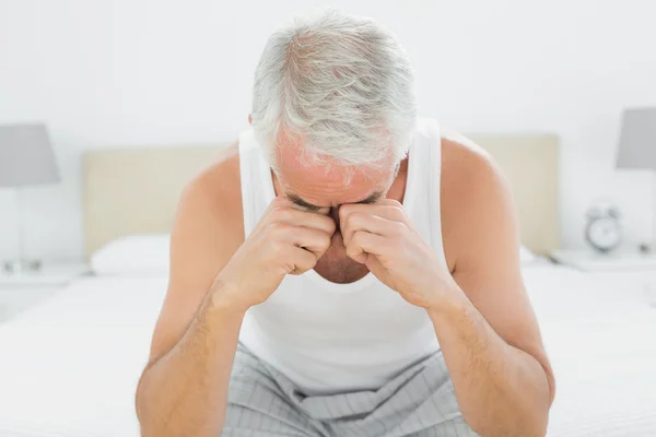 Pensiero uomo maturo seduto a letto — Foto Stock