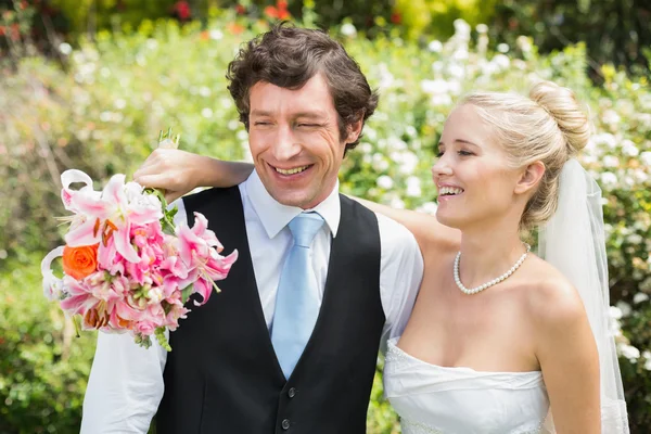 Casal recém-casado romântico sorrindo em seu dia do casamento — Fotografia de Stock