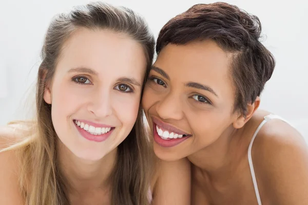 Close-up van twee gelukkige jonge vrouwelijke vrienden — Stockfoto