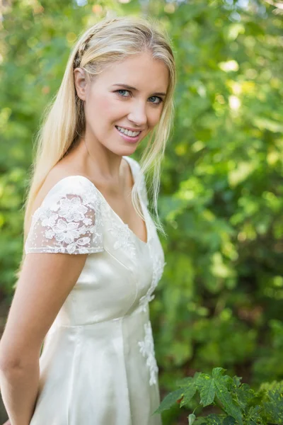 Blonde jolie mariée souriant à la caméra — Photo