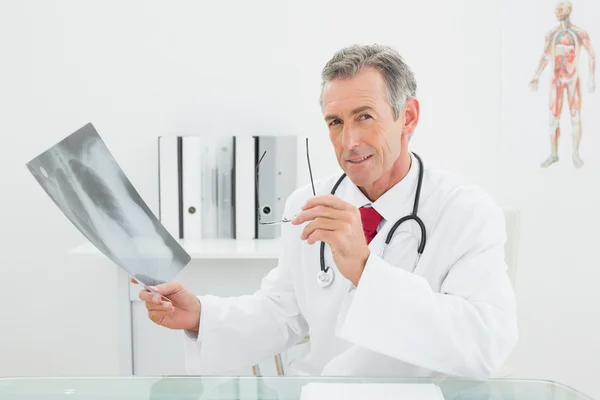 Confident doctor with x-ray picture of lungs in office — Stock Photo, Image