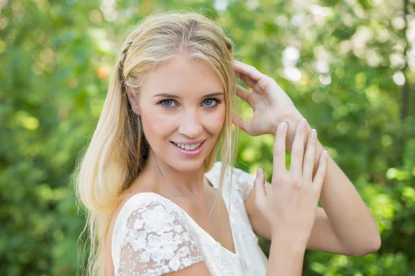 Blonde mooie bruid glimlachend op camera — Stockfoto