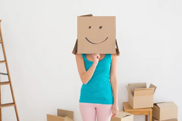 Mujer en camiseta azul con caja de cartón sonriente en la cara — Foto de Stock