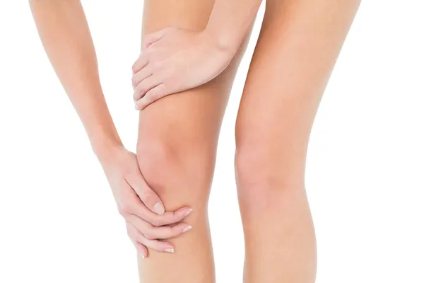 Gros plan section médiane d'une femme souffrant de douleurs au genou — Photo