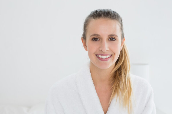 Портрет красивой молодой женщины в халате
