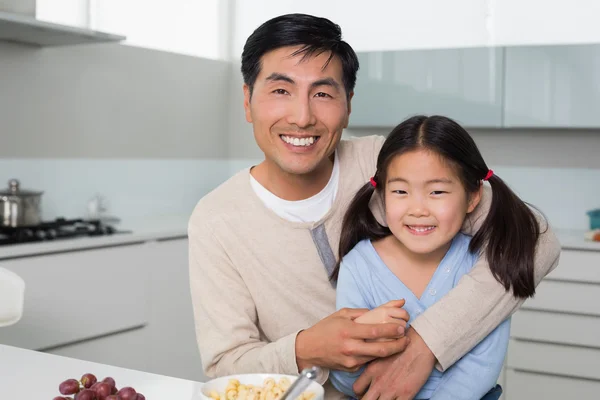 Portret van een gelukkig vader met dochter in keuken — Stockfoto