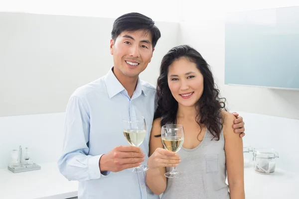 Amar pareja joven con copas de vino en la cocina —  Fotos de Stock