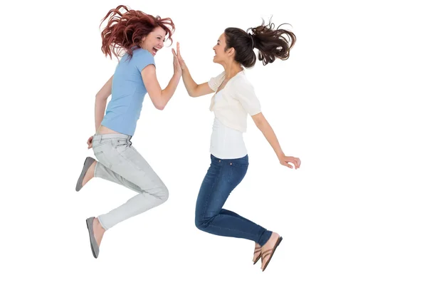 快乐年轻的女性朋友玩拍手游戏 — 图库照片