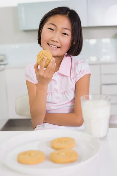 Usměvavá mladá dívka líbí cookies a mléko — Stock fotografie