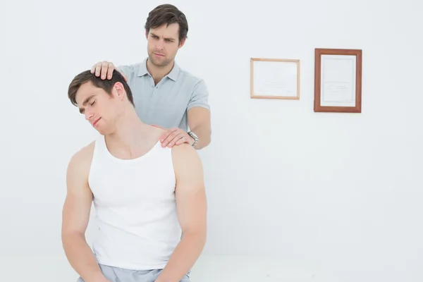 Quiroprático masculino fazendo ajuste do pescoço — Fotografia de Stock