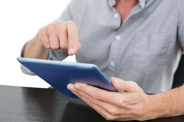 Mid sectie van een zakenman met behulp van digitale Tablet PC aan tafel — Stockfoto
