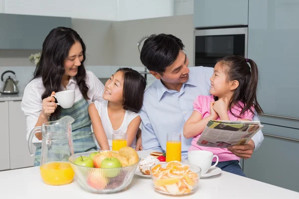 Vierköpfige Familie genießt gesundes Frühstück in Küche — Stockfoto
