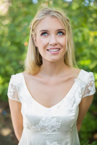 Lächelnde schöne Braut, die nach oben schaut — Stockfoto
