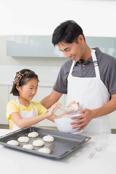 Man med hans dotter förbereda cookies i köket — Stockfoto