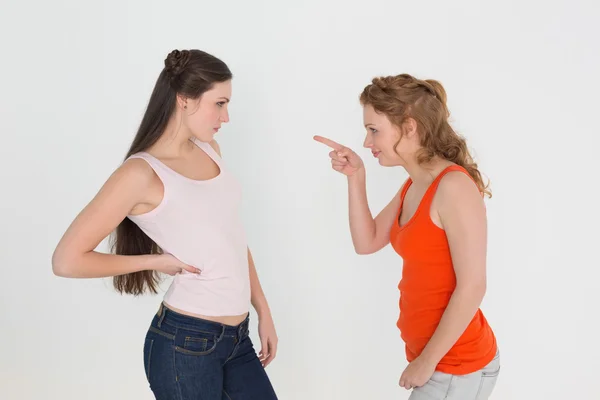 Enojado jóvenes amigas teniendo una discusión — Foto de Stock