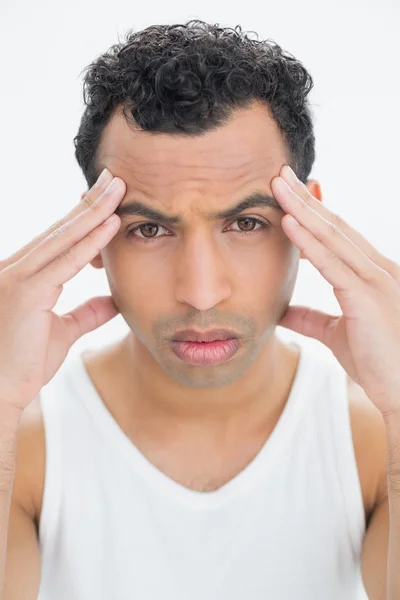 Gros plan portrait d'un homme souffrant de maux de tête — Photo