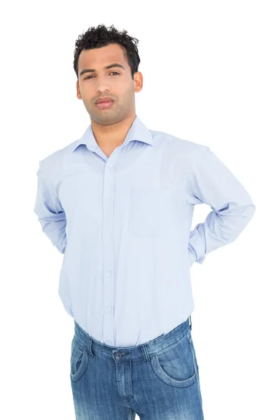 Porträt eines jungen Mannes mit Rückenschmerzen — Stockfoto