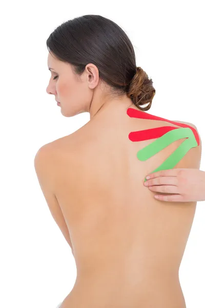 Mulher em forma de topless com tiras vermelhas e verdes no ombro — Fotografia de Stock
