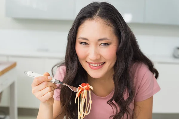 Portret van een gelukkige jonge vrouw genieten van spaghetti lunch — Stockfoto