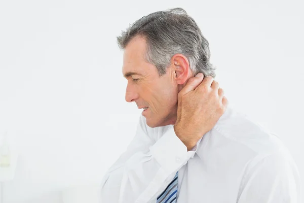 Älterer Mann leidet unter Nackenschmerzen — Stockfoto