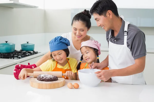Mutlu bir aile mutfak dört hazırlama tanımlama — Stok fotoğraf