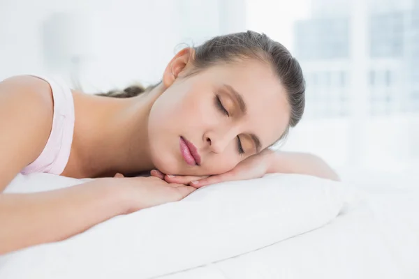 Ładna kobieta sypia z oczy zamknięte w łóżku — Zdjęcie stockowe