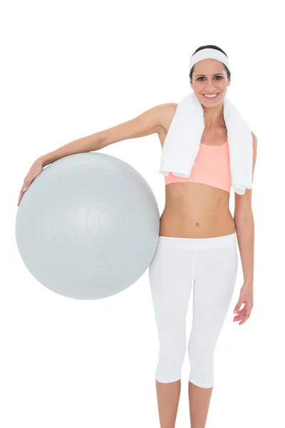 Retrato de una mujer en forma sonriente sosteniendo una pelota de fitness — Foto de Stock