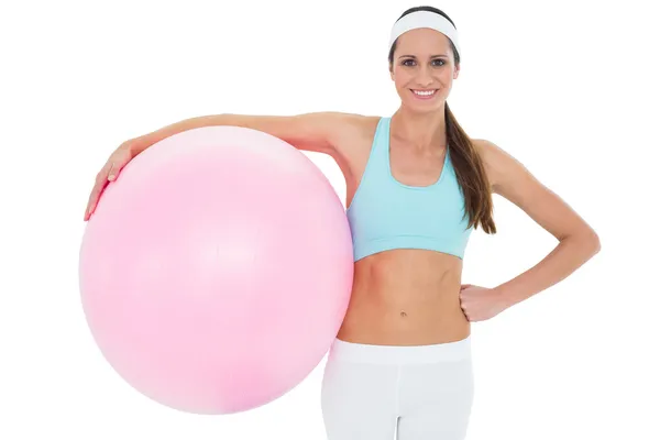 Retrato de una mujer en forma sonriente sosteniendo una pelota de fitness —  Fotos de Stock