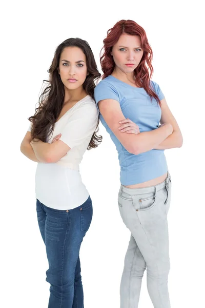 两个女性朋友，双臂交叉的肖像 — 图库照片