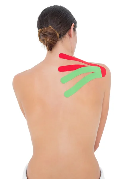 Mujer en forma de topless con tiras rojas y verdes en el hombro — Foto de Stock