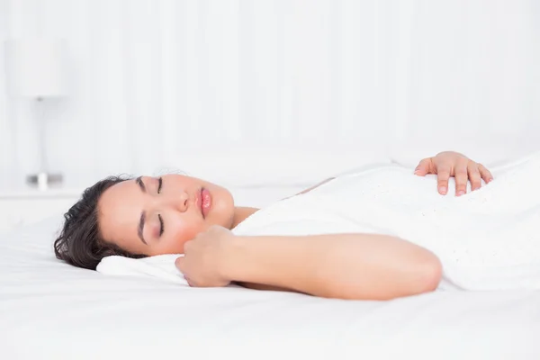 Hübsche Frau schläft mit geschlossenen Augen im Schlafzimmer — Stockfoto