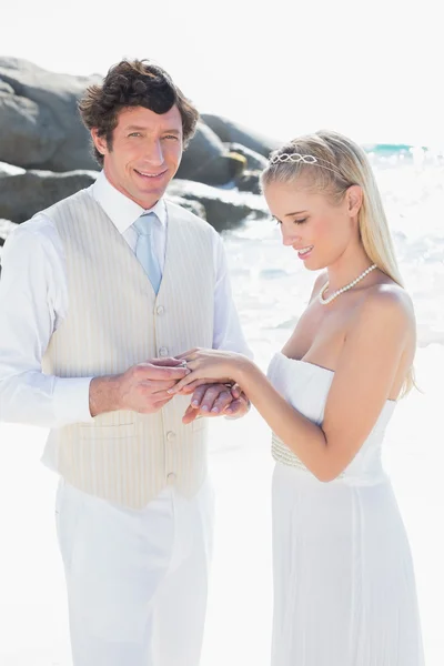 Man ring brengen mooie bruiden vinger — Stockfoto