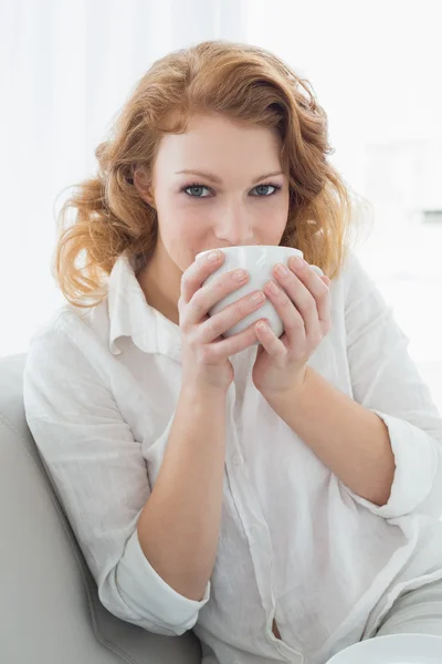 Vackra unga kvinnliga och dricka kaffe hemma — Stockfoto