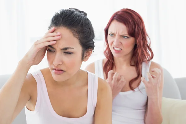 Angry young female friends having an argument — Stock Photo, Image