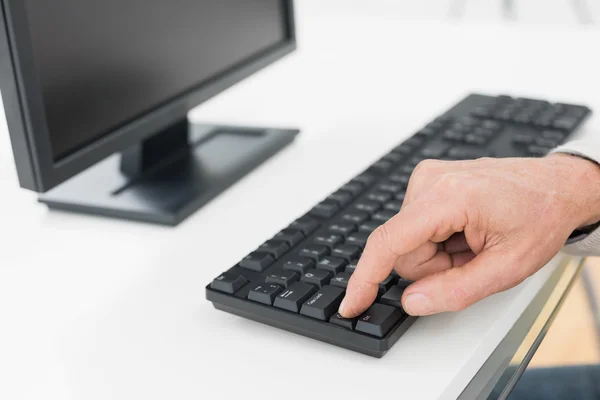 Рука с помощью клавиатуры — стоковое фото