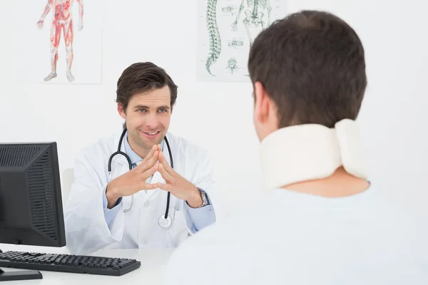 Doktor v rozhovoru s pacientem v kanceláři — Stock fotografie