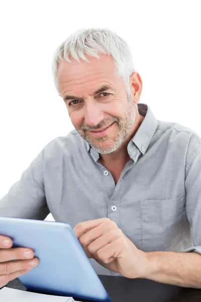 Portret van een glimlachende volwassen zakenman met behulp van digitale Tablet PC — Stockfoto