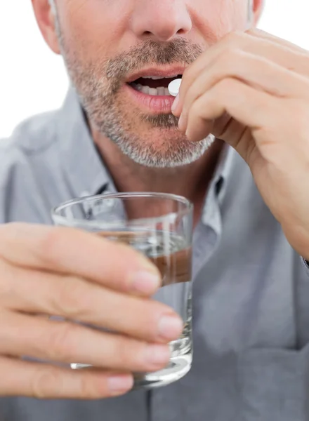 Połowie sekcji człowieka ze szklanką wody i tabletki — Zdjęcie stockowe
