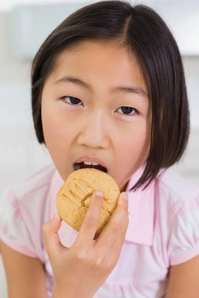 Close-up portrait of a young girl eating cookie — Stock Photo, Image