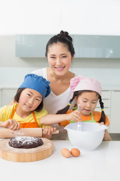 女孩与他们的母亲准备在厨房里的饼干 — 图库照片