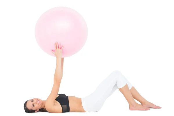 Porträt einer fitten Frau, die mit Fitnessball trainiert — Stockfoto