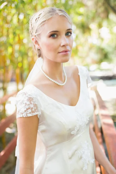 Sposa bionda in un velo sorridente alla macchina fotografica — Foto Stock