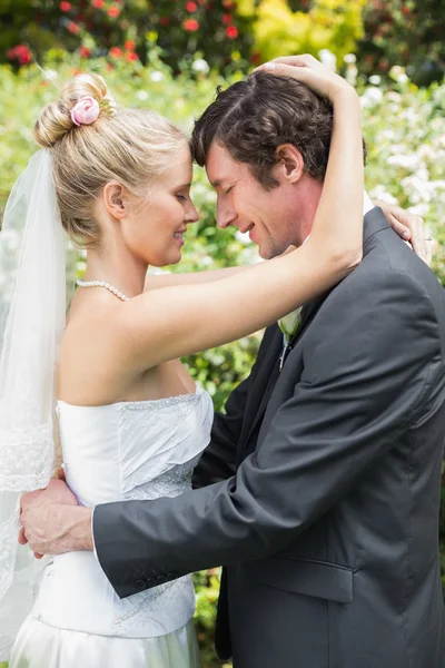 Marido abraçando sua nova esposa loira — Fotografia de Stock