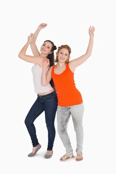 Portret van twee vrolijke jonge vriendinnen dansen — Stockfoto