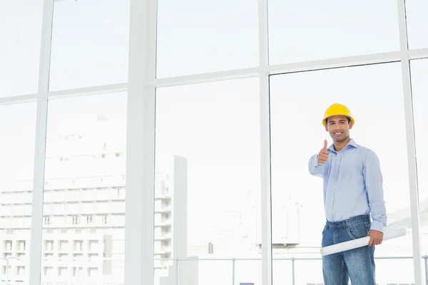 Architekt mit Hut und Blaupause gestikuliert Daumen hoch im Amt — Stockfoto