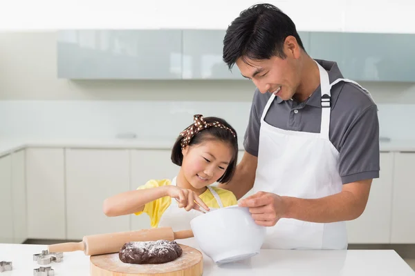 Uomo con la figlia che prepara l'impasto in cucina — Foto Stock