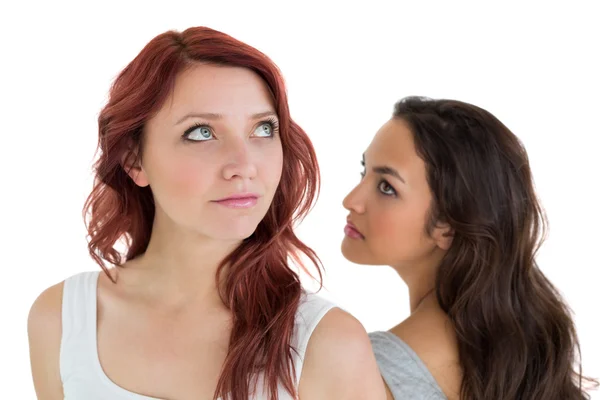 Unhappy jóvenes amigas no hablar después de la discusión — Foto de Stock