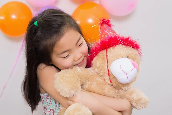 可爱的小女孩抱着毛绒玩具在一个生日聚会 — 图库照片